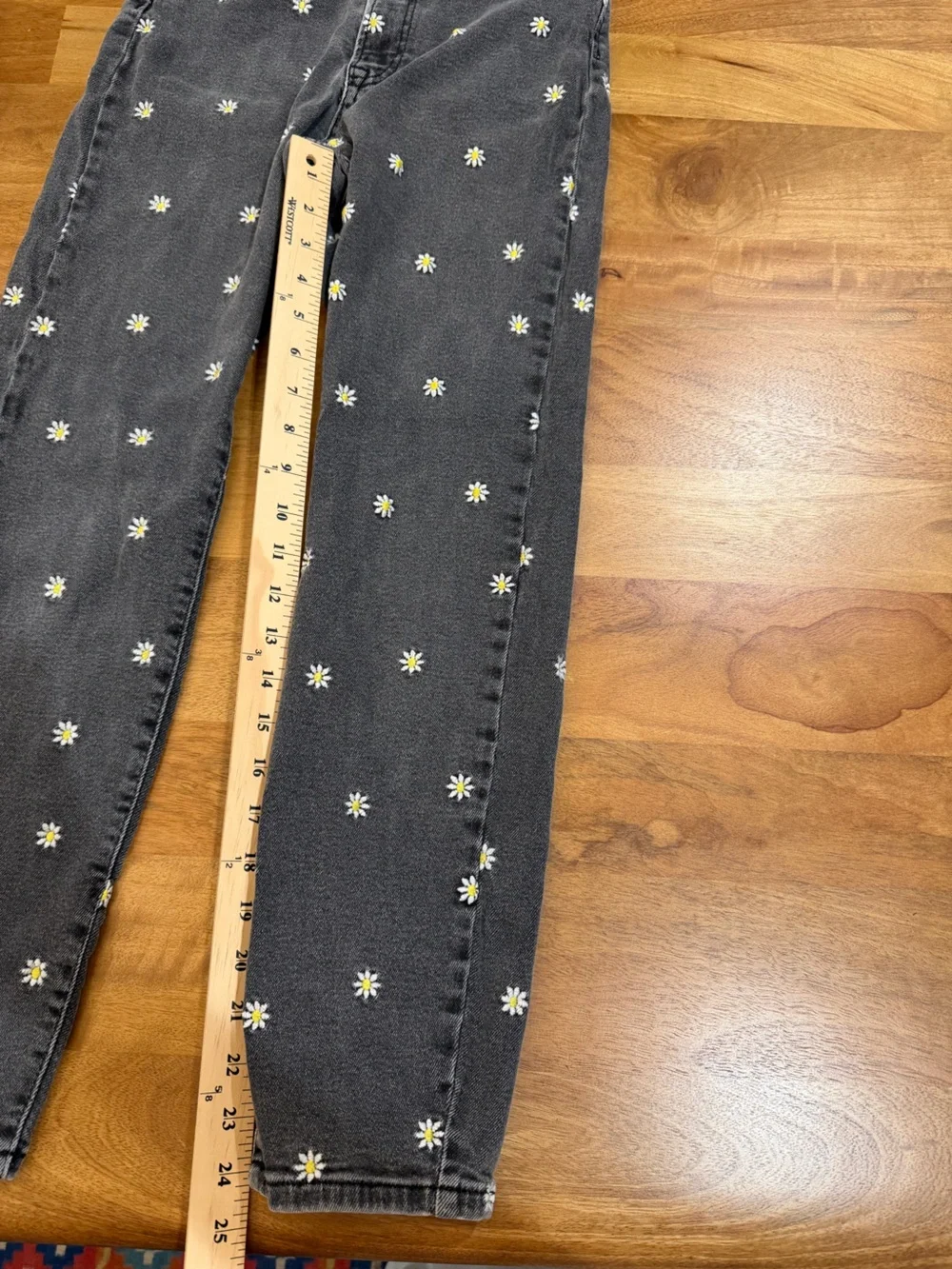 stradivarius Vintage Black ’Mom Slim’ Jeans w/ Daisy Embroidery Size 8